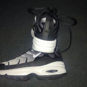 I’m selling a pair of boys Nike air max size 13c